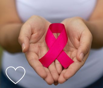 Sanfte Hautpflege bei Krebs: Wie Naturkosmetik die Haut während der Therapie unterstützen kann.