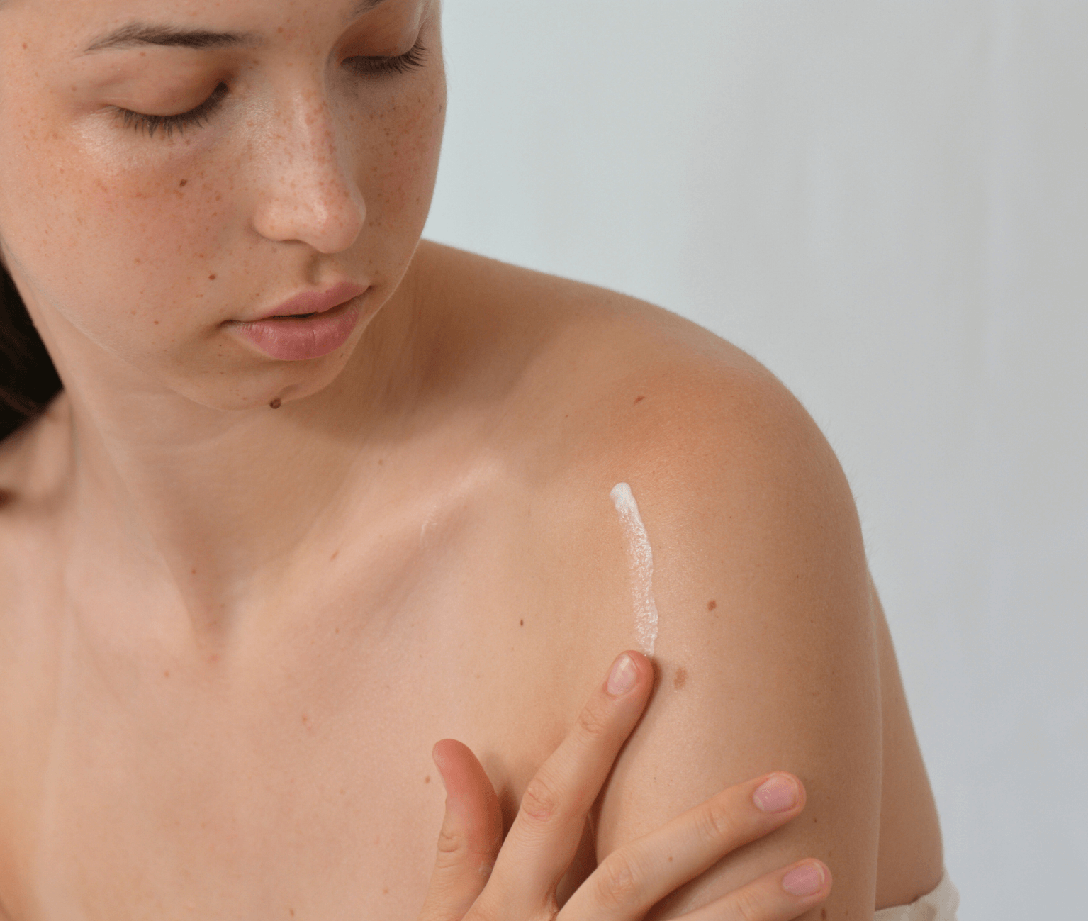 Model mit Körperlotion auf der Haut